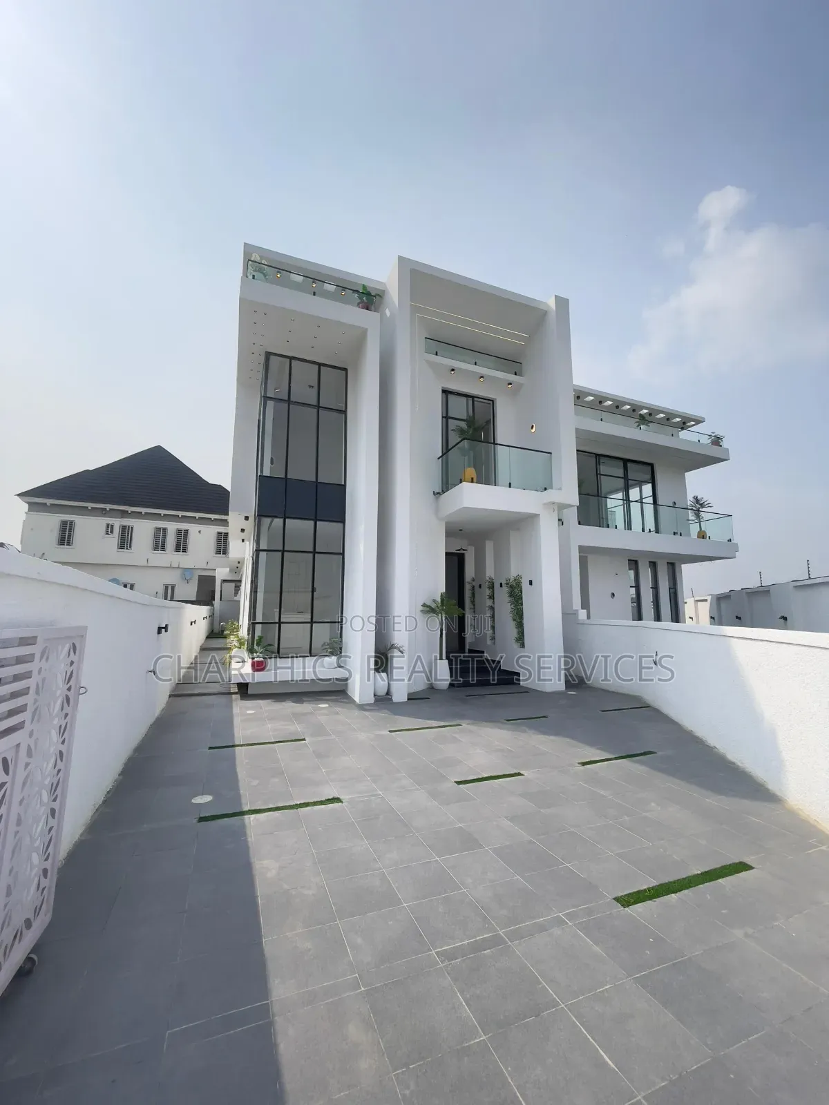 5bdrm Duplex in Chevron for sale