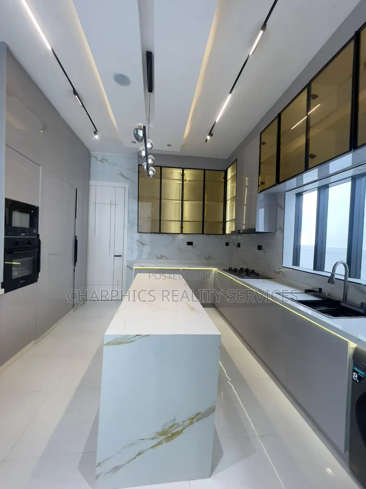 5bdrm Duplex in Chevron for sale