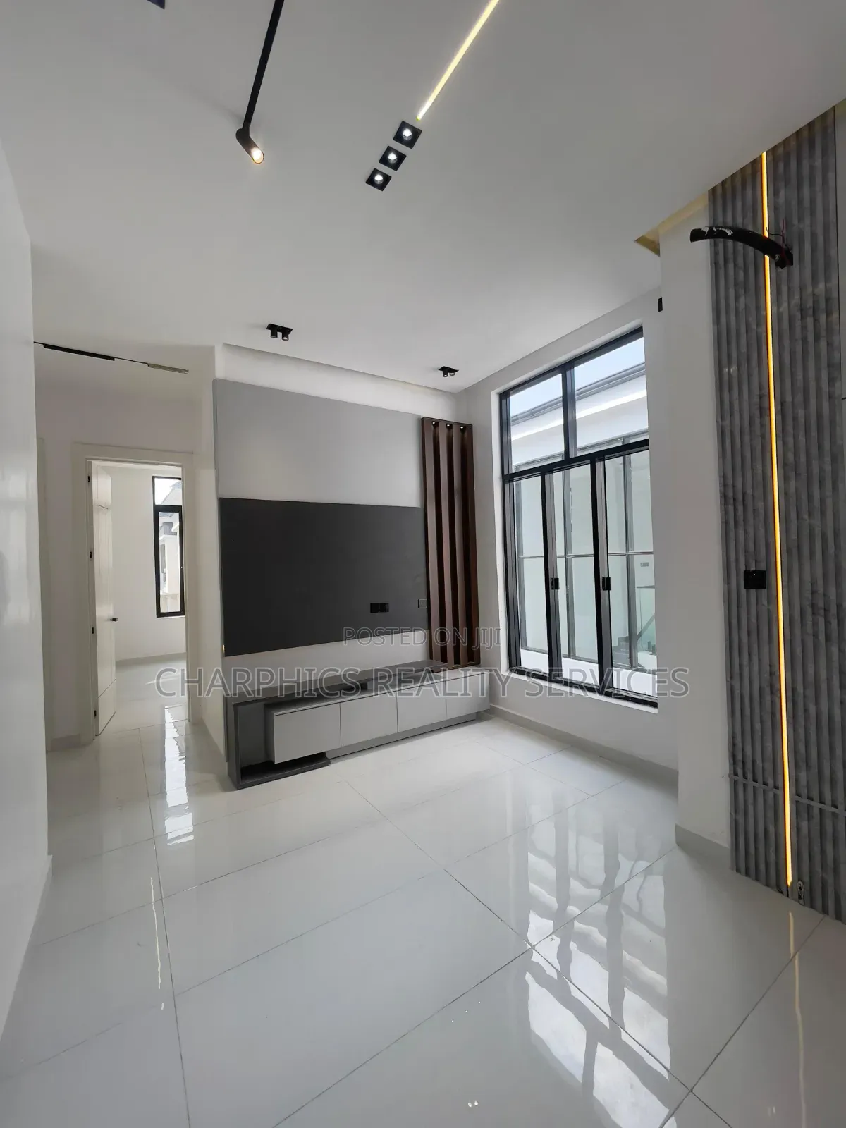 5bdrm Duplex in Chevron for sale