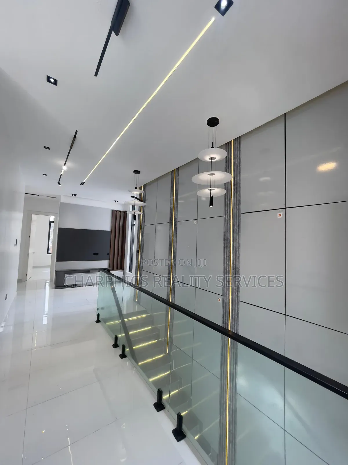 5bdrm Duplex in Chevron for sale