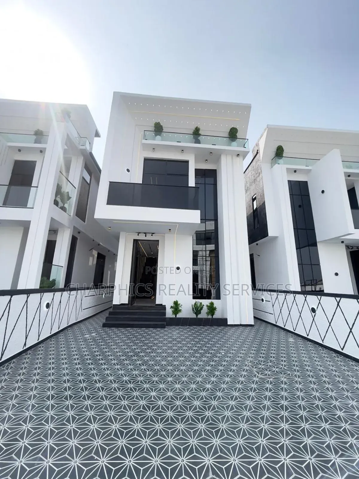 5bdrm Duplex in Chevron for sale