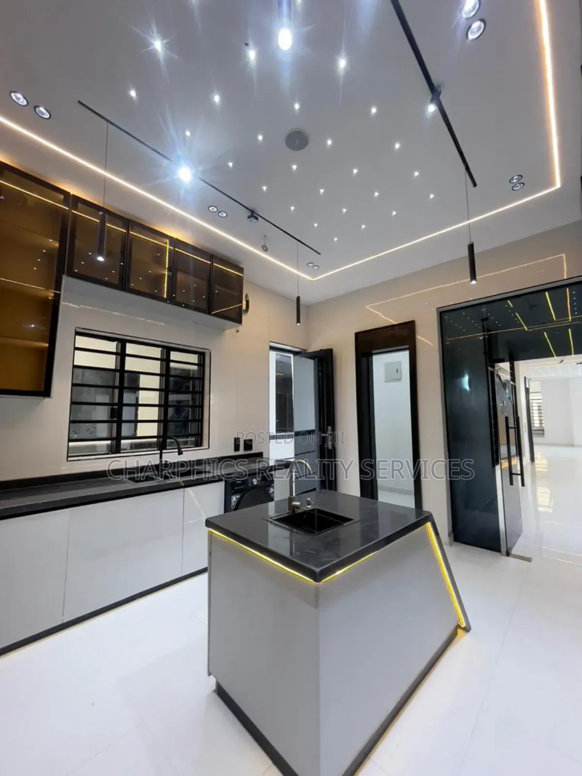 5bdrm Duplex in Chevron for sale