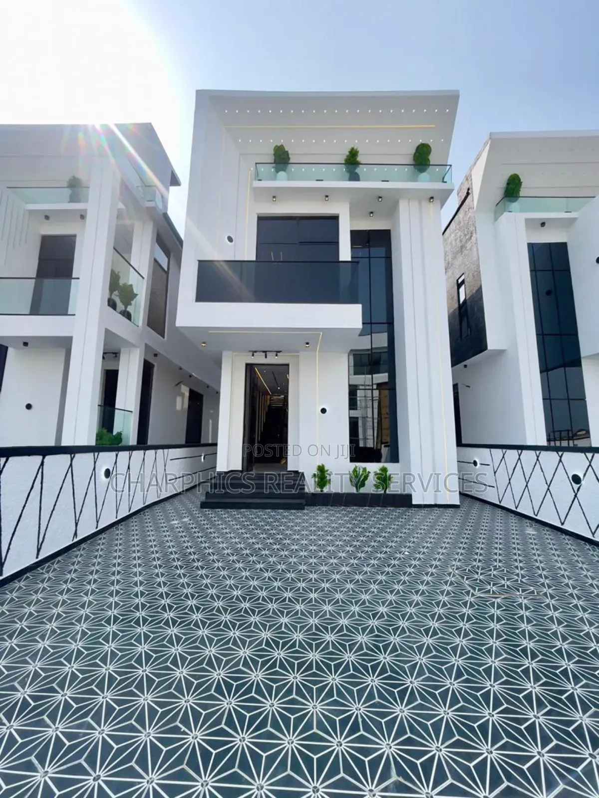 5bdrm Duplex in Chevron for sale