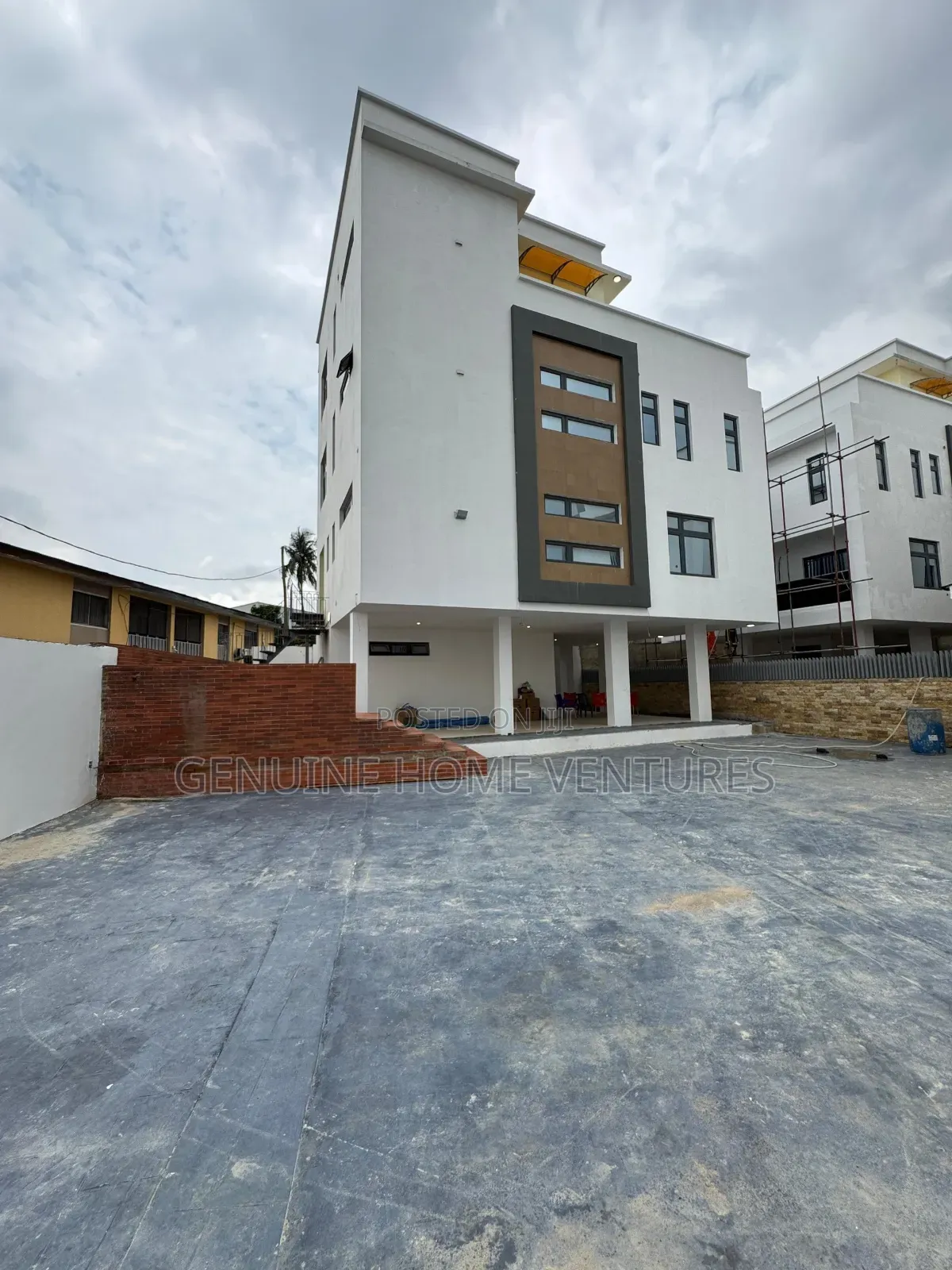 5bdrm Duplex in Anthony Village for sale