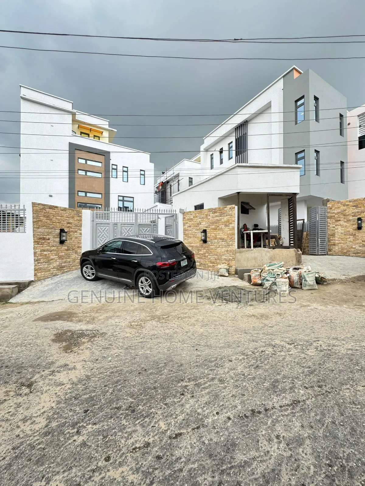 5bdrm Duplex in Anthony Village for sale