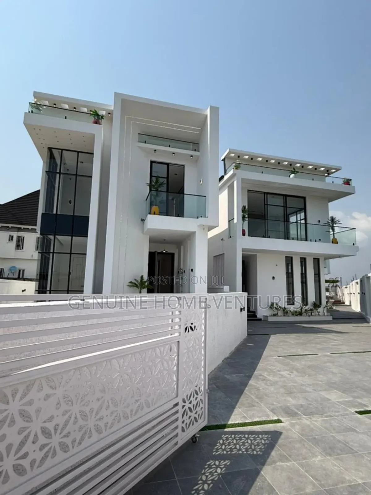 5bdrm Duplex in Chevron for sale
