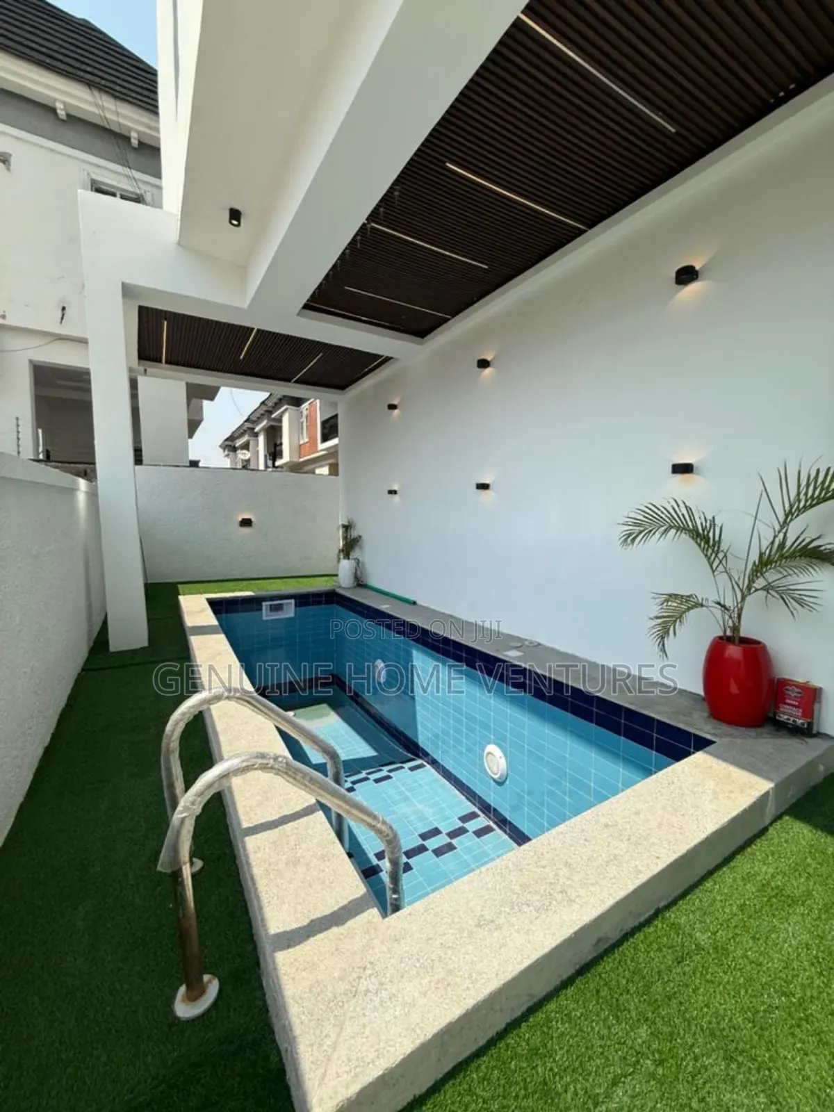 5bdrm Duplex in Chevron for sale