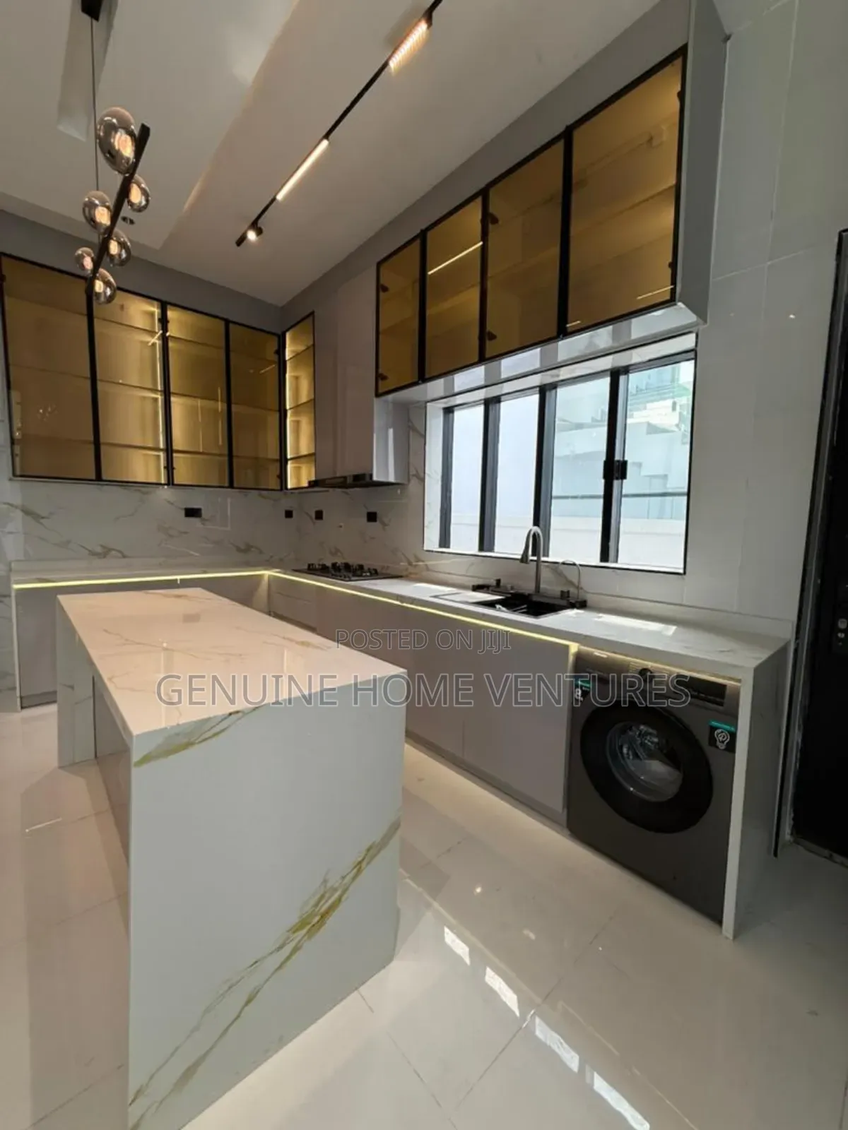 5bdrm Duplex in Chevron for sale