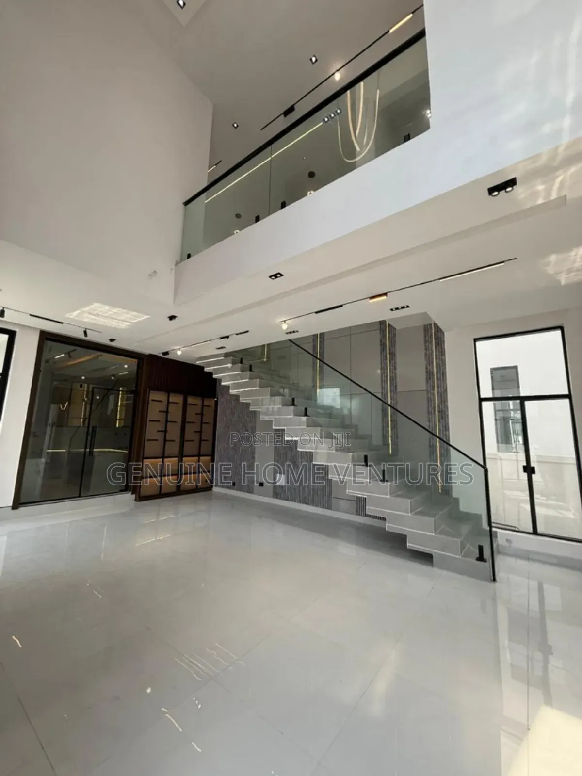 5bdrm Duplex in Chevron for sale