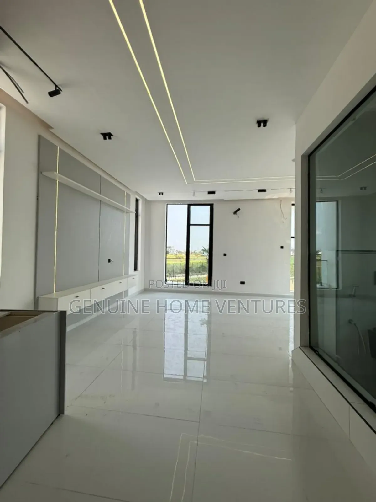 5bdrm Duplex in Chevron for sale