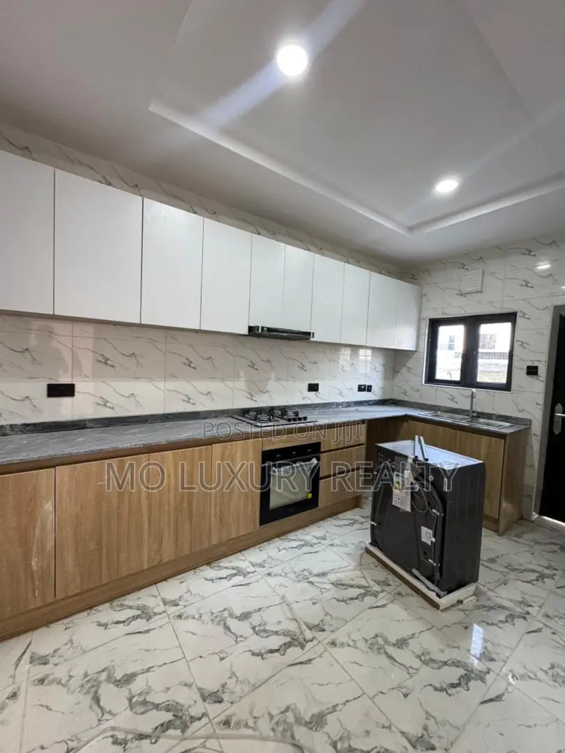 4bdrm Townhouse / Terrace in Lekki Phase 1 for rent