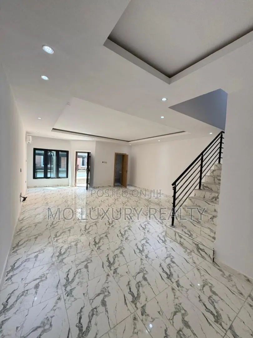 4bdrm Townhouse / Terrace in Lekki Phase 1 for rent