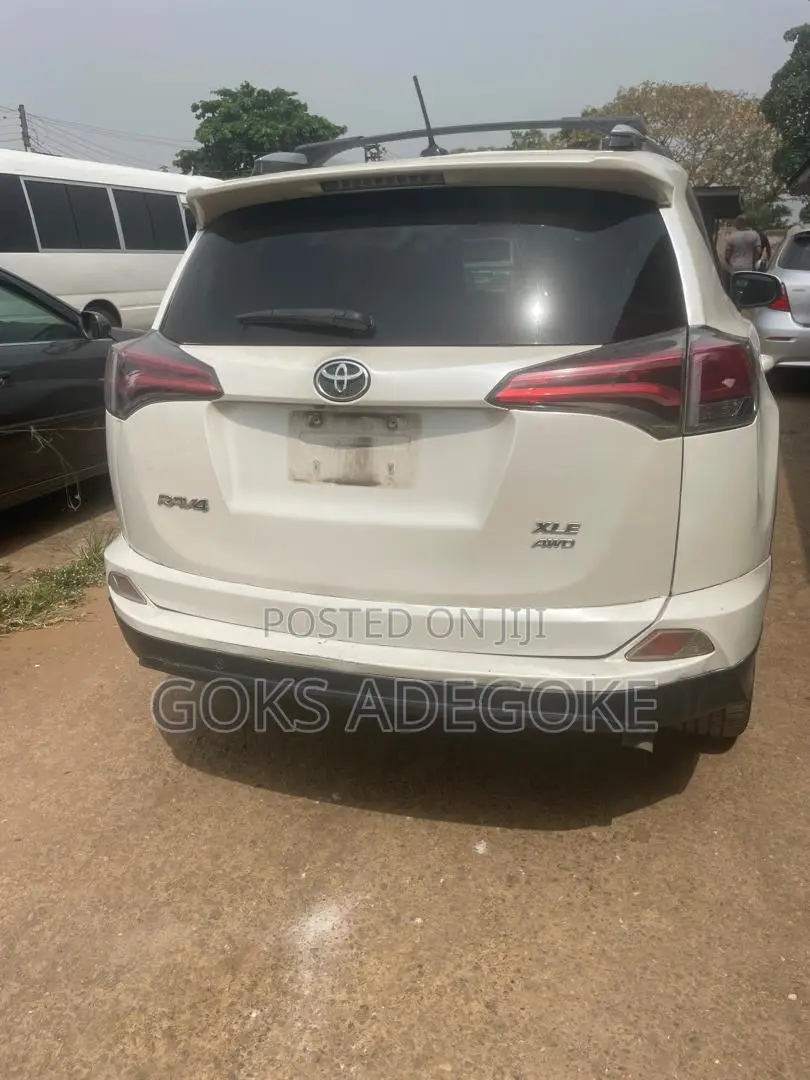 Toyota RAV4 XLE 4dr SUV (2.5L 4cyl 6A) 2015 White