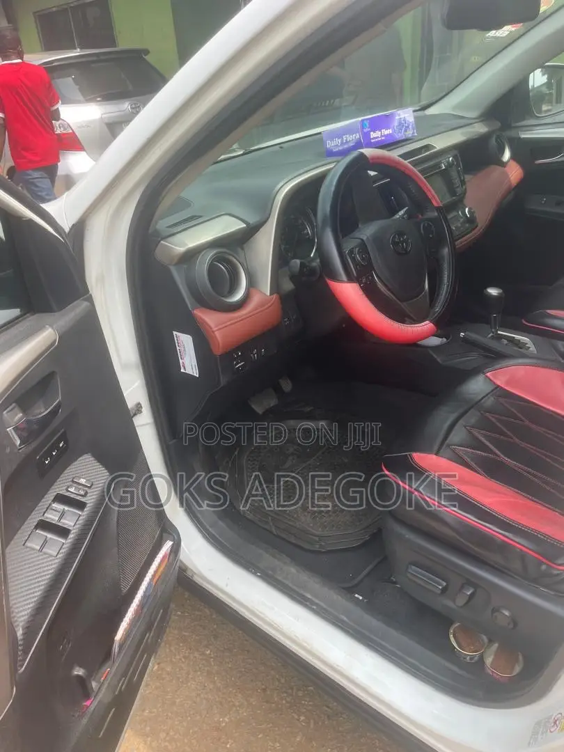 Toyota RAV4 XLE 4dr SUV (2.5L 4cyl 6A) 2015 White