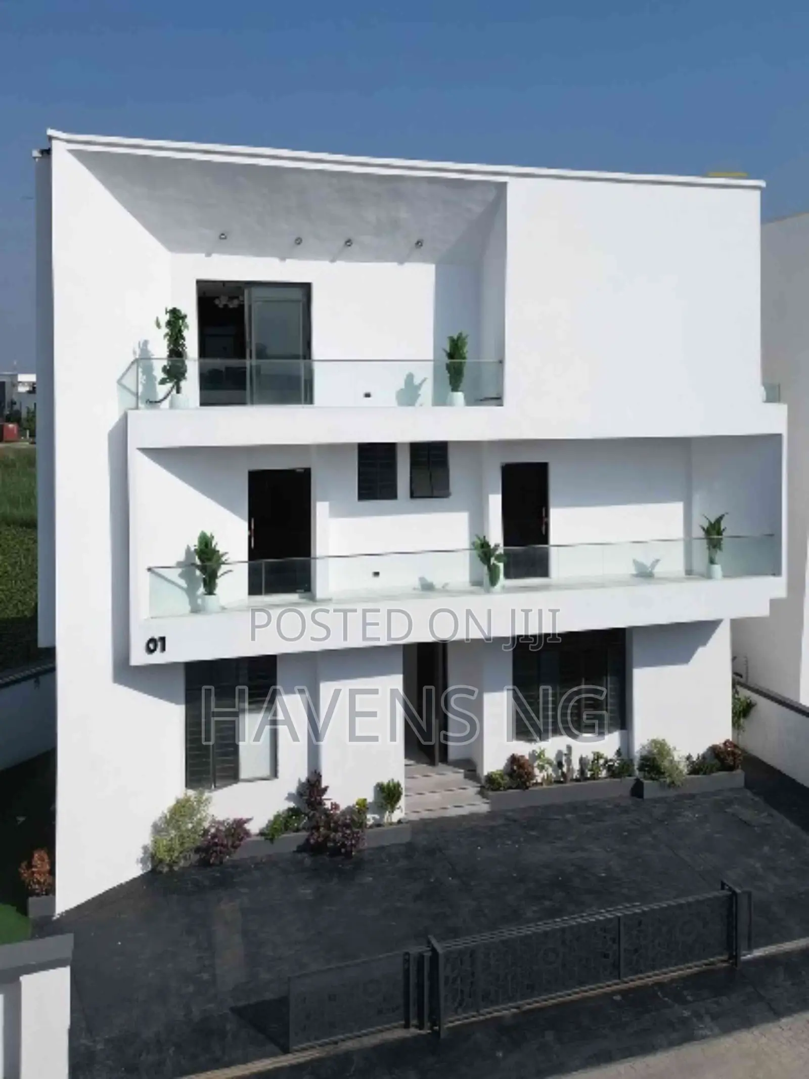 6bdrm Duplex in Chevron for sale