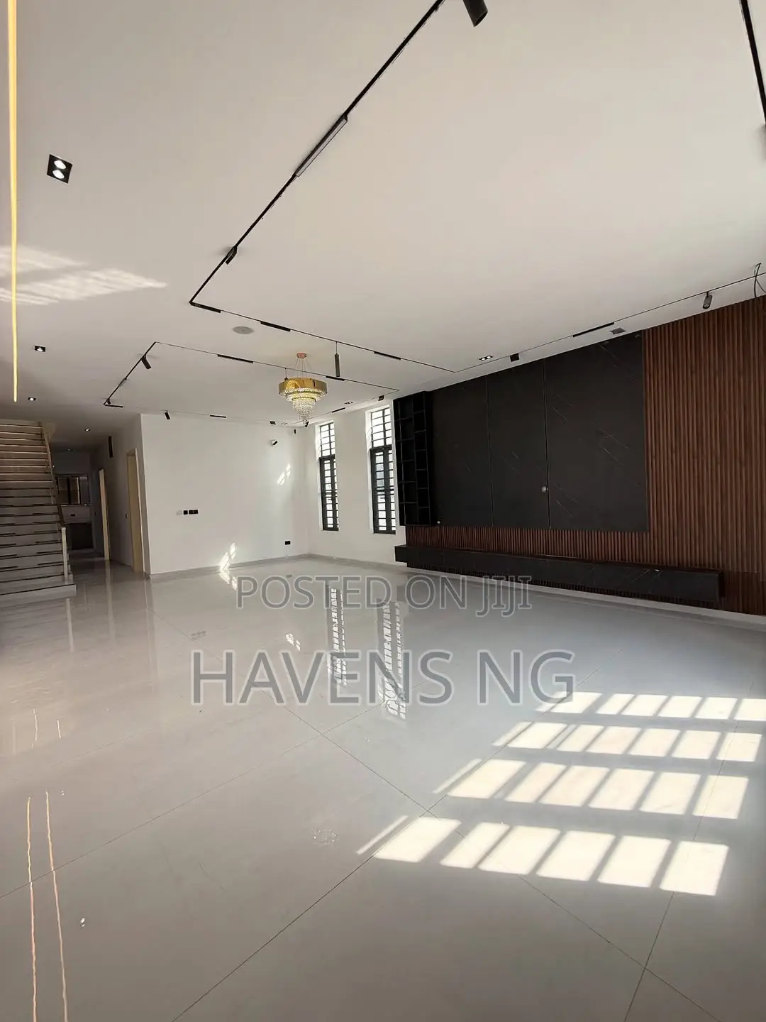 6bdrm Duplex in Chevron for sale