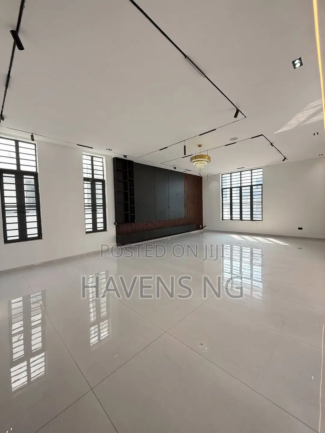 6bdrm Duplex in Chevron for sale