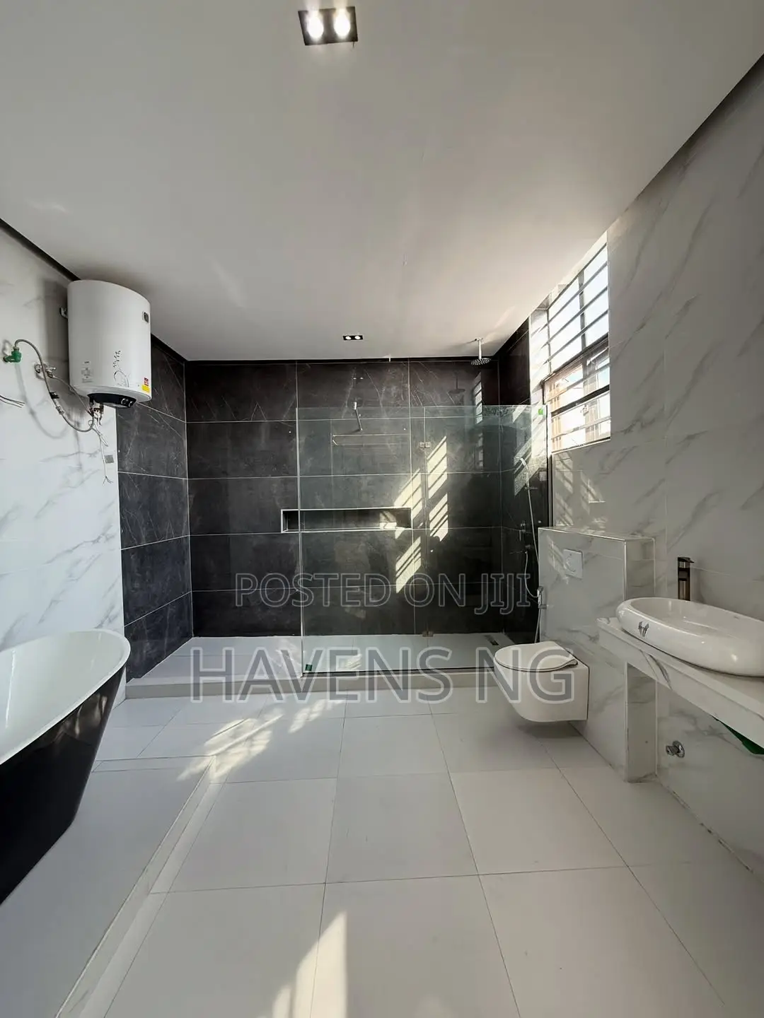 6bdrm Duplex in Chevron for sale