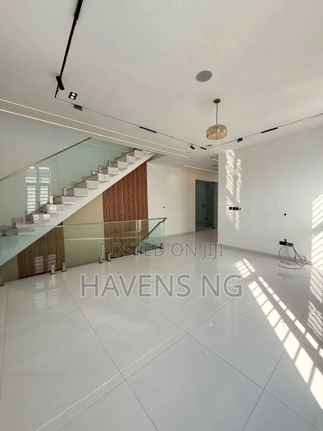 6bdrm Duplex in Chevron for sale
