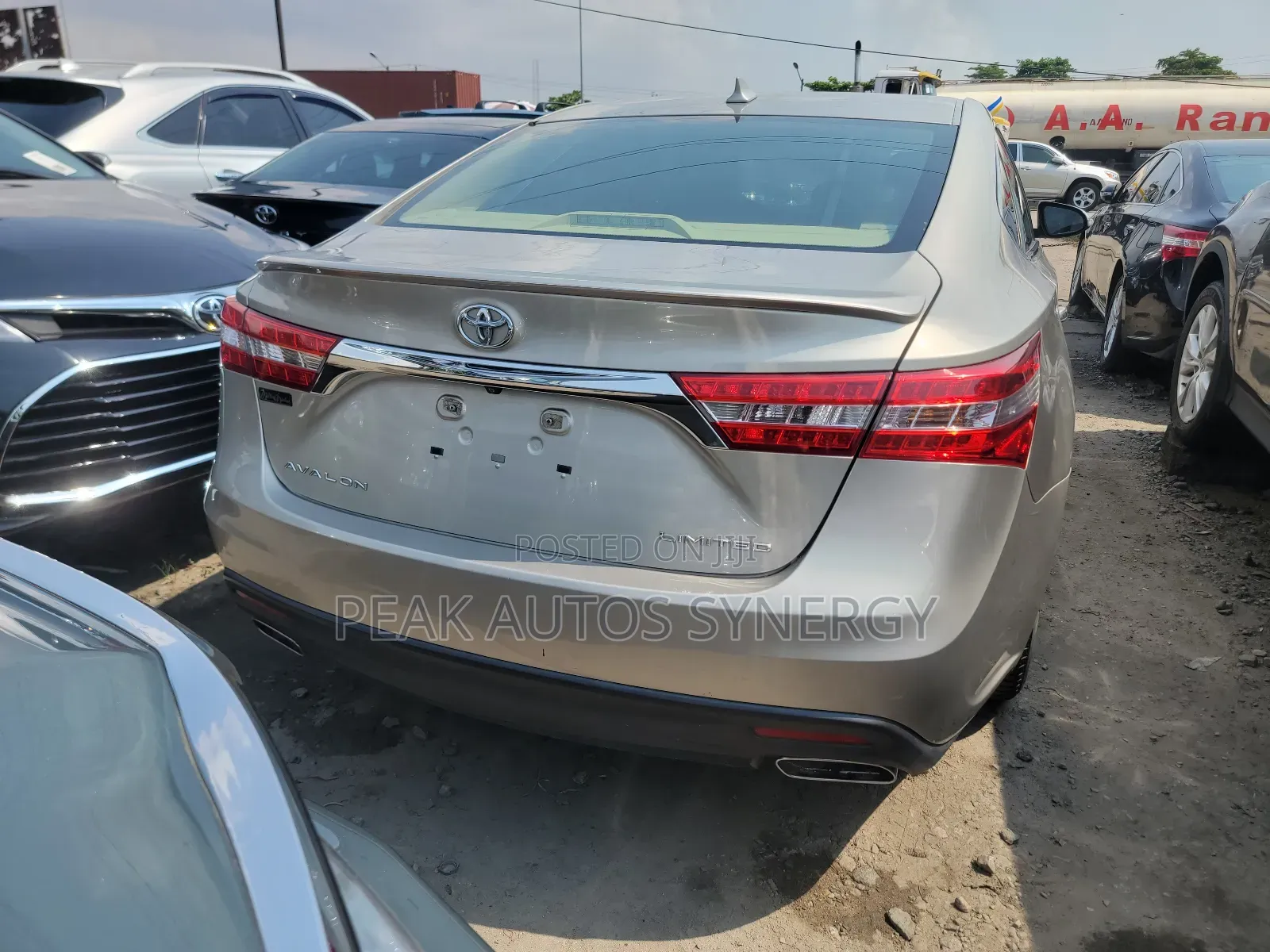 Toyota Avalon Limited Sedan FWD (3.5L 6cyl 6A) 2013 Gold
