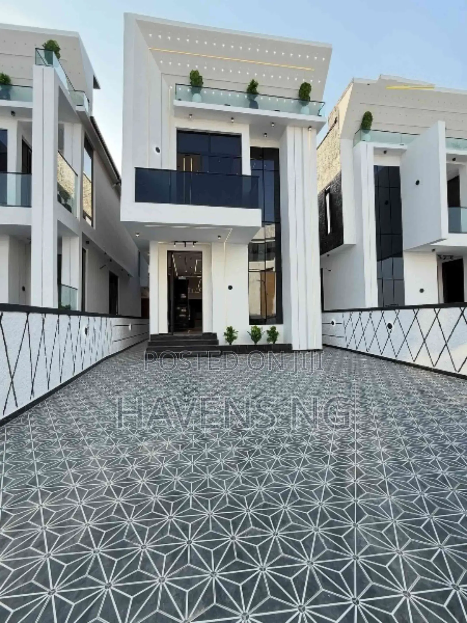 5bdrm Duplex in Chevron for sale