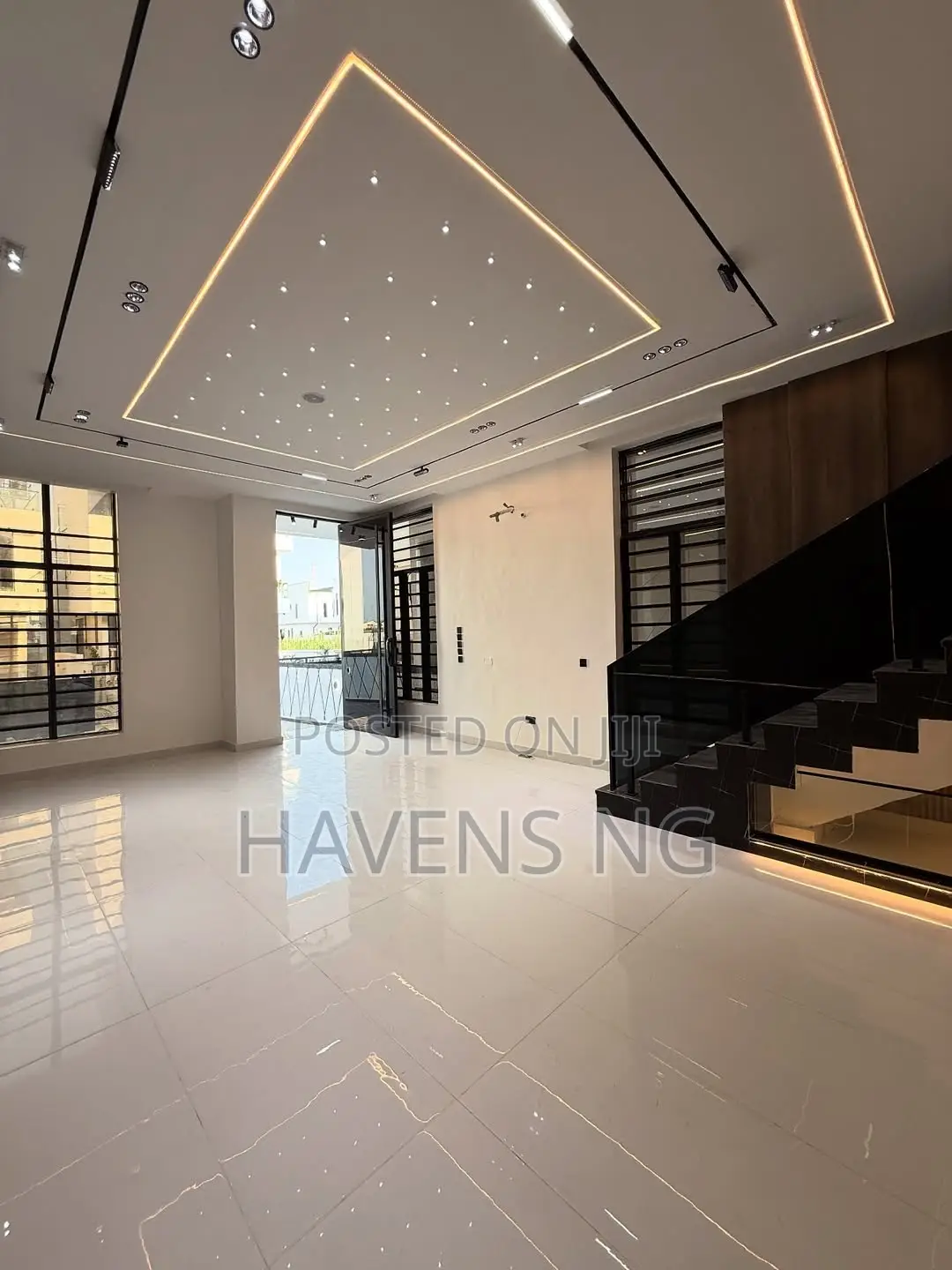 5bdrm Duplex in Chevron for sale