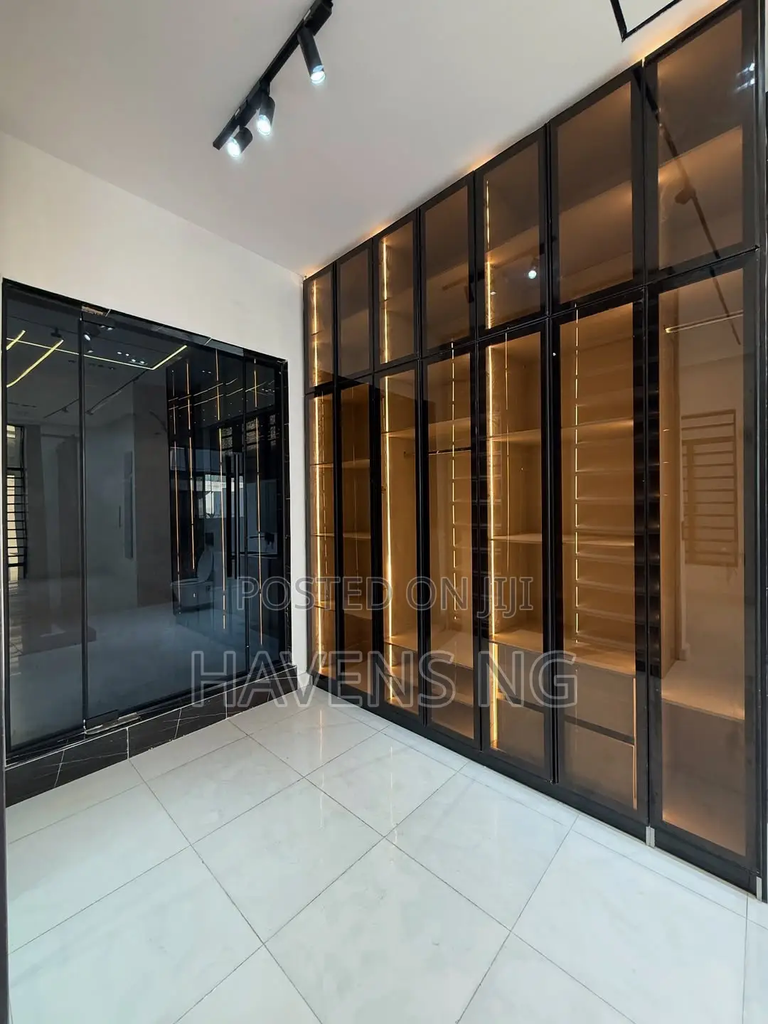 5bdrm Duplex in Chevron for sale