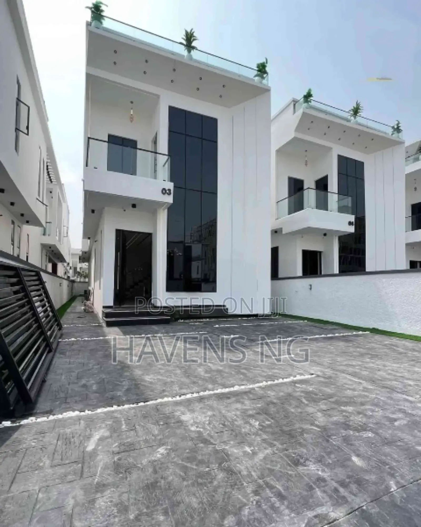 5bdrm Duplex in Chevron for sale