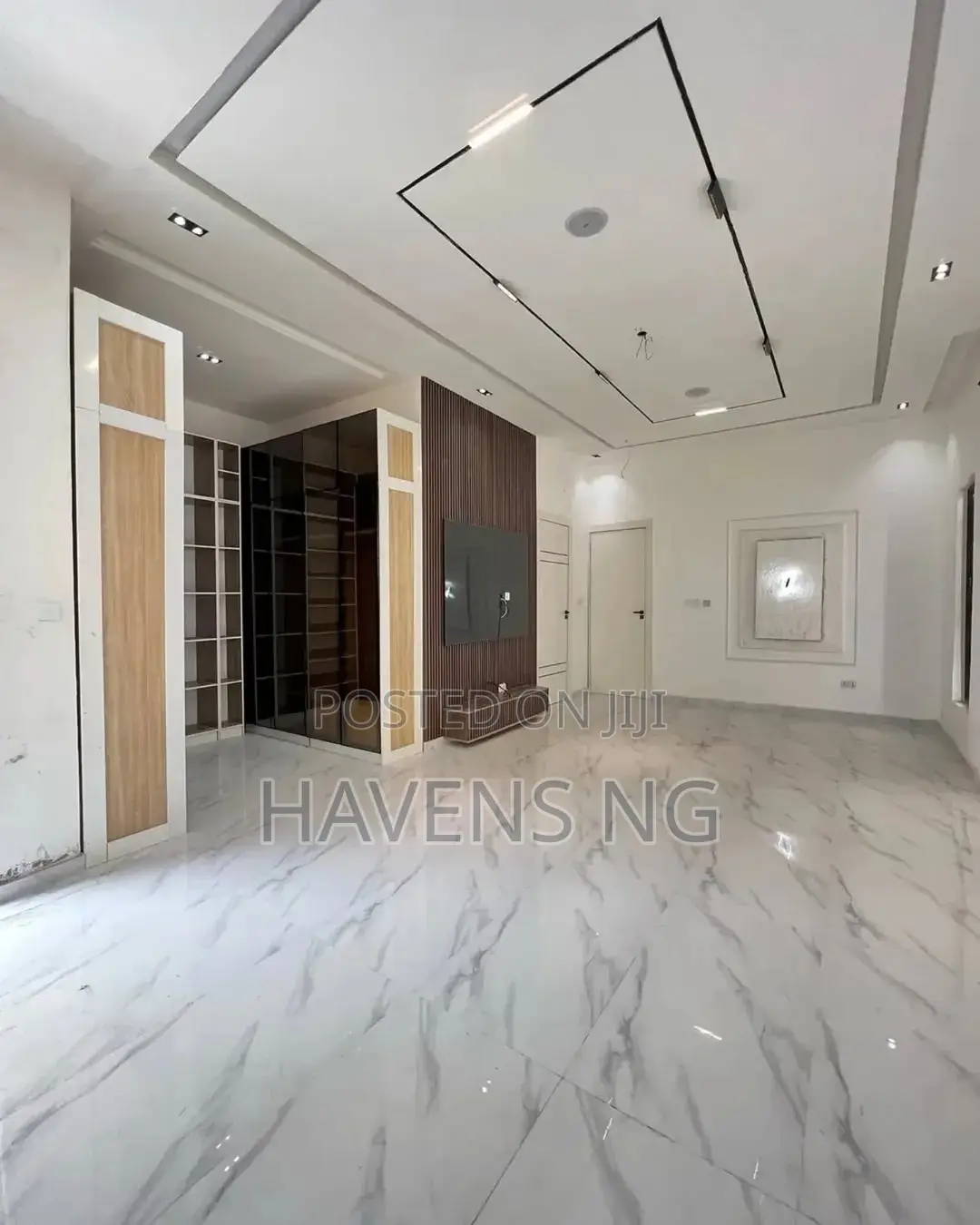 5bdrm Duplex in Chevron for sale