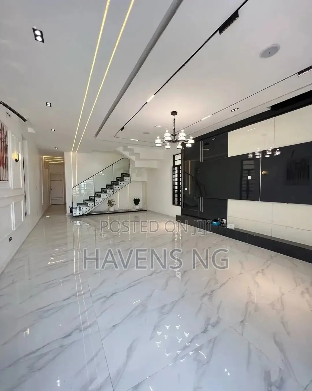 5bdrm Duplex in Chevron for sale