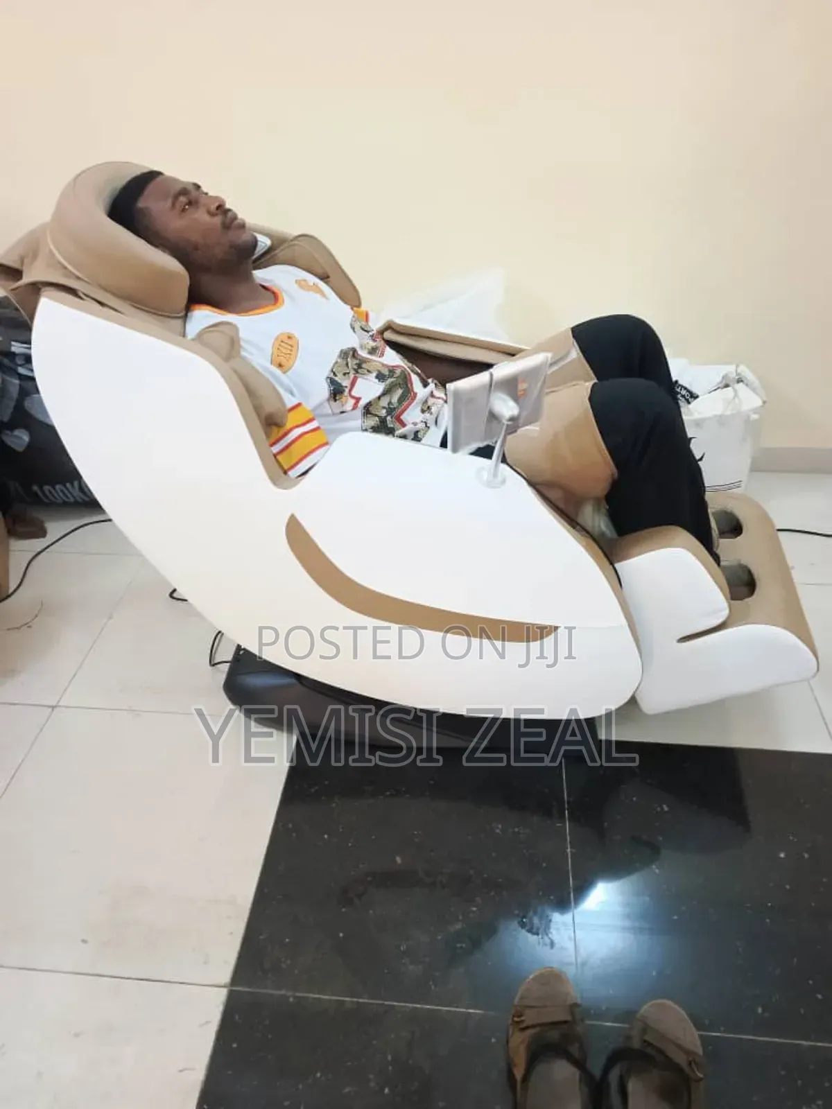 Big Luxury 4d Massager Chair With Eye Wear And Leggings Bag