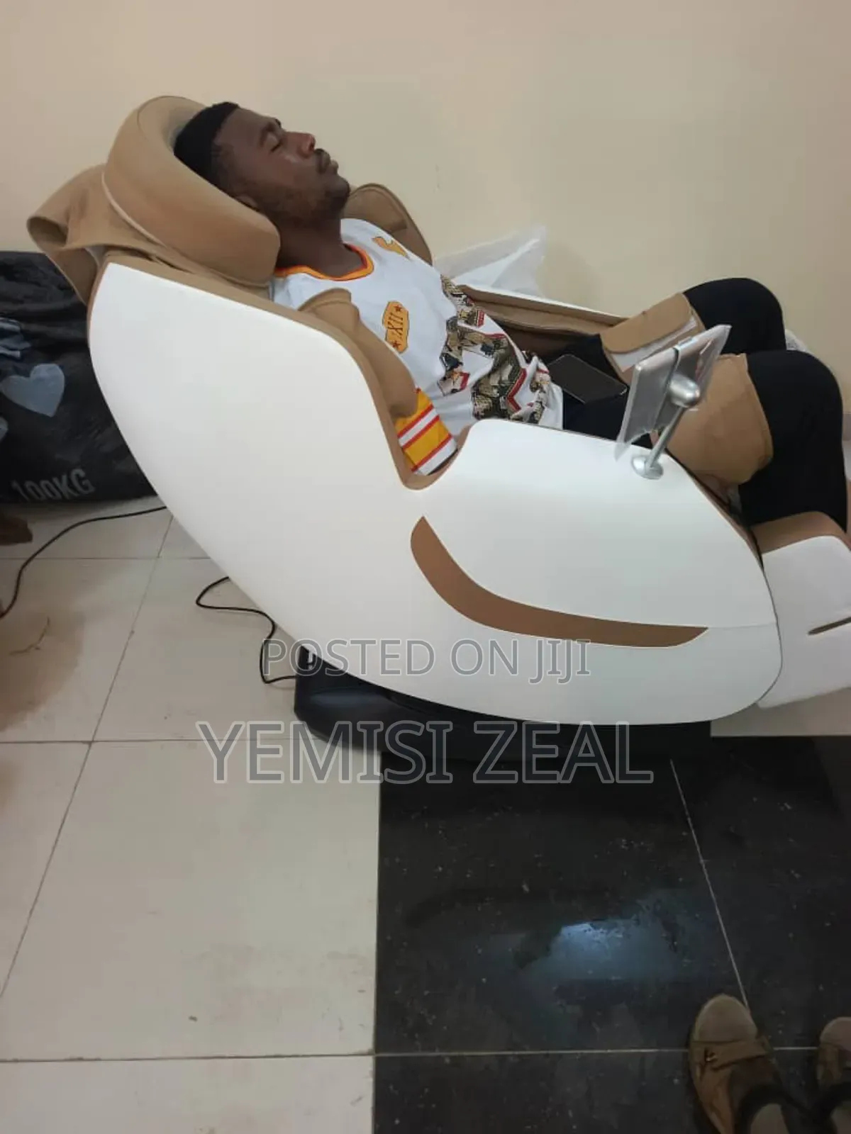 Big Luxury 4d Massager Chair With Eye Wear And Leggings Bag