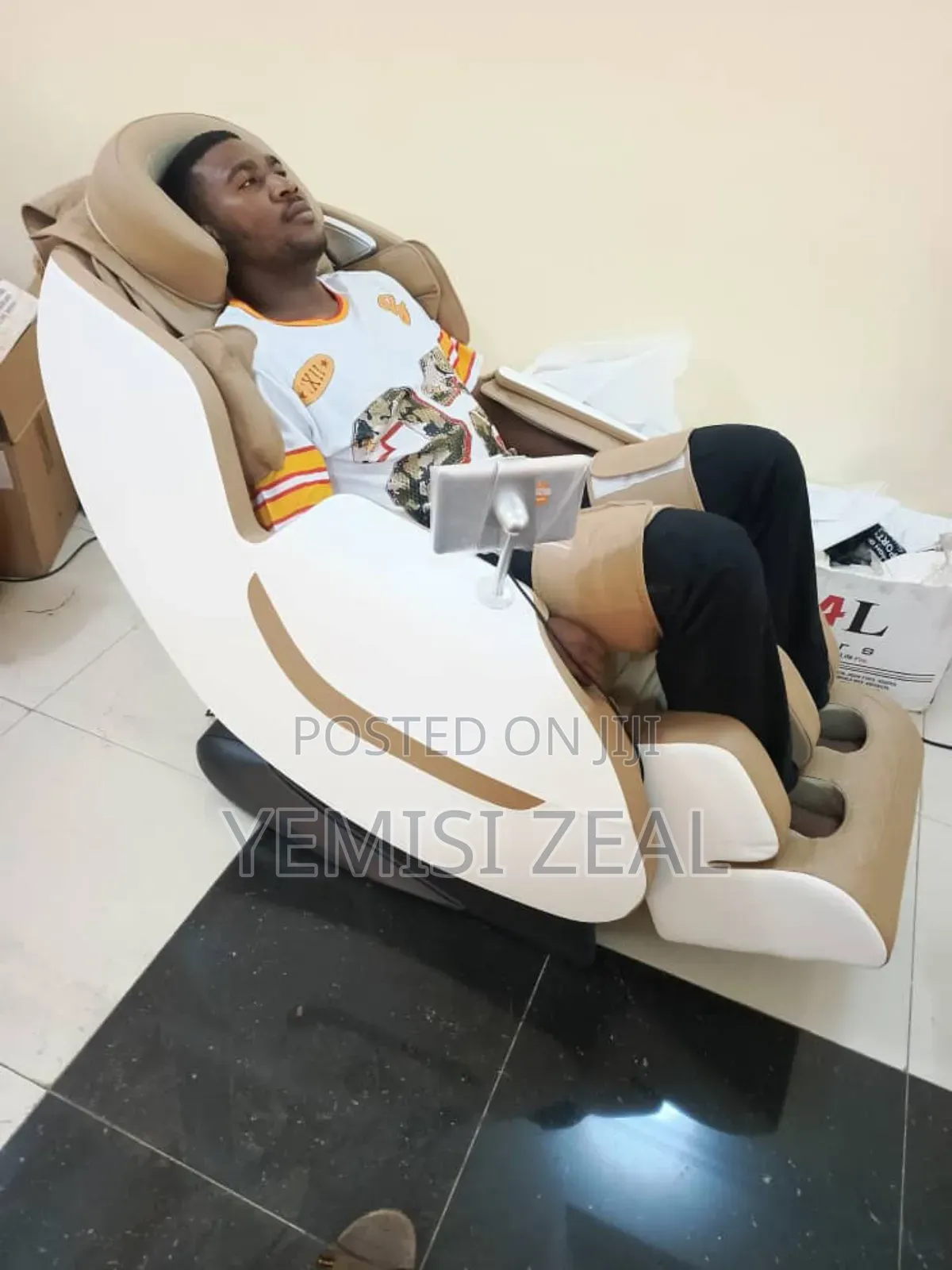Big Luxury 4d Massager Chair With Eye Wear And Leggings Bag