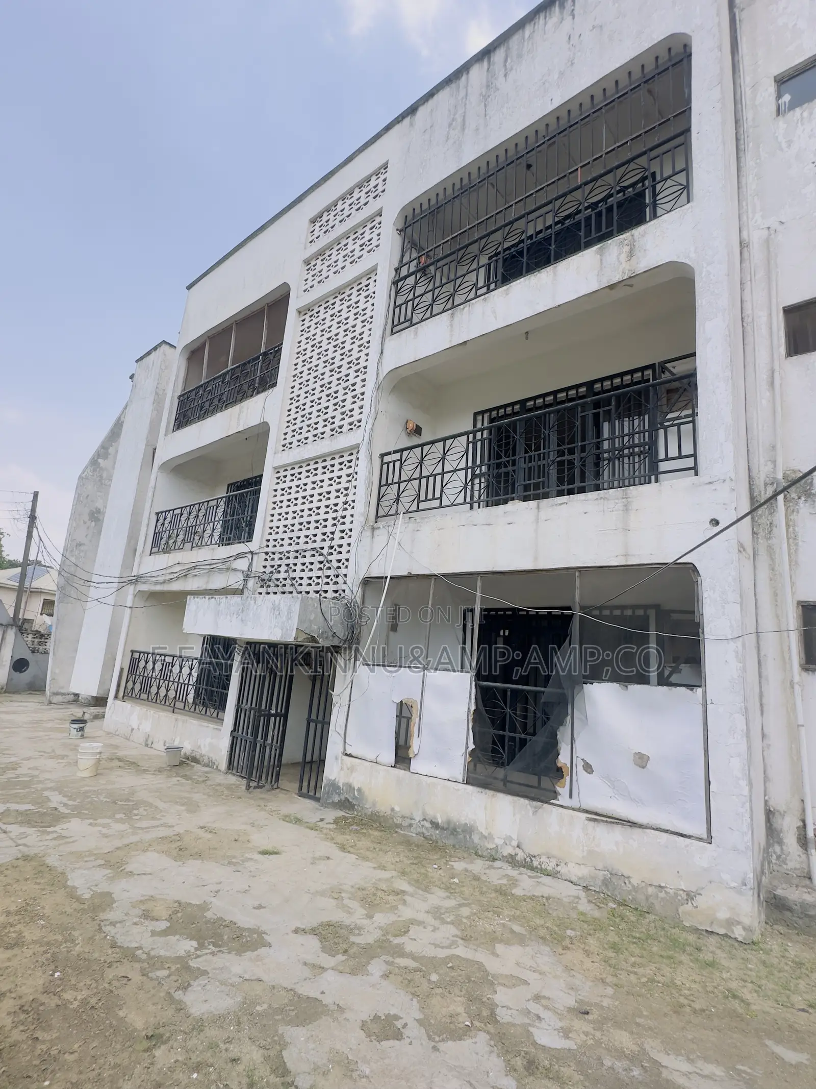 3bdrm Block of Flats in Zone 6 / Wuse for sale