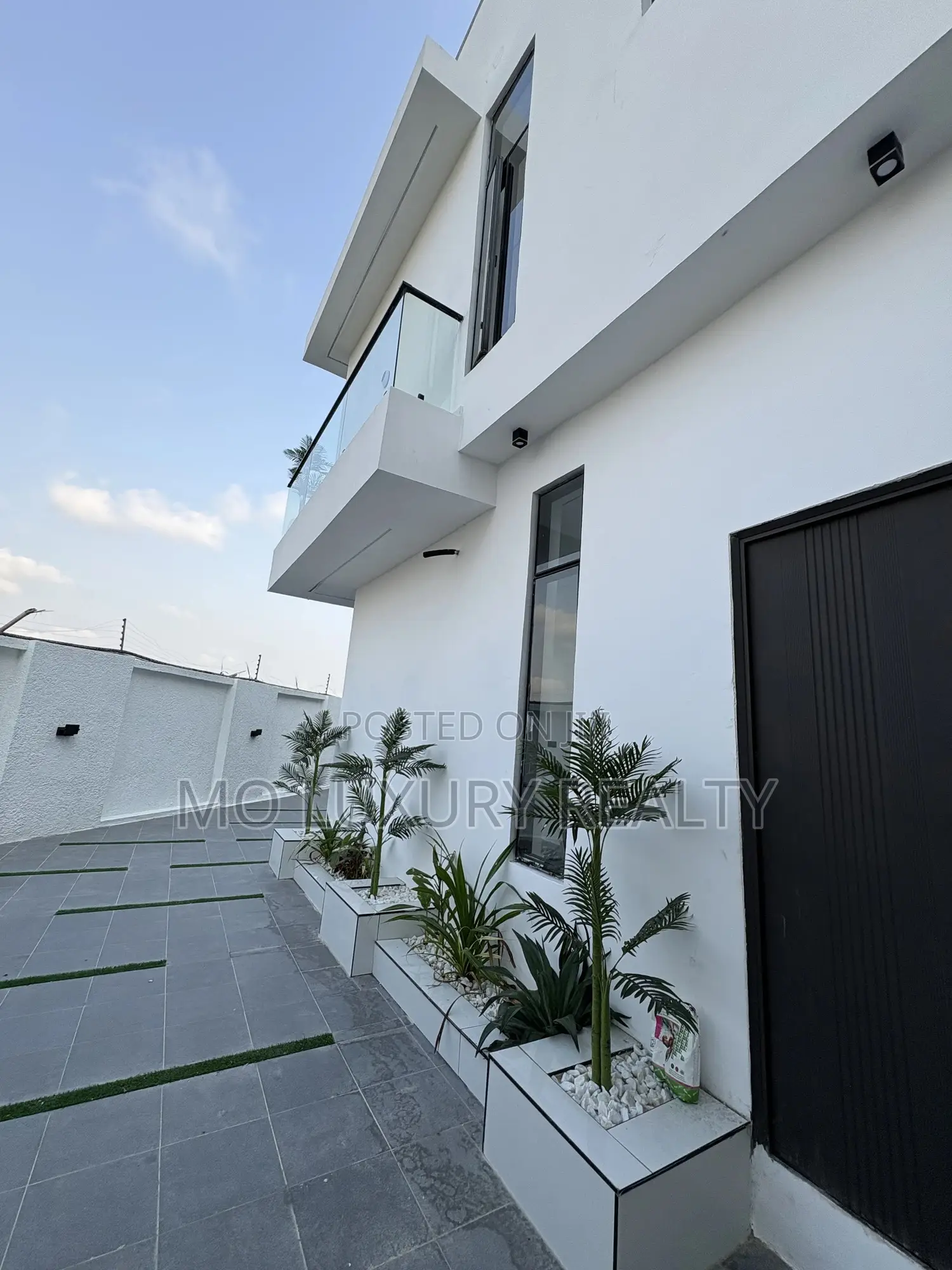 5bdrm Duplex in Chevron for sale