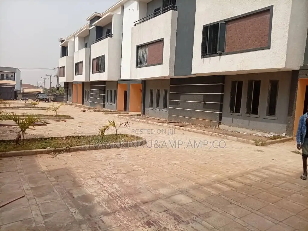 4bdrm Duplex in Kaura for rent
