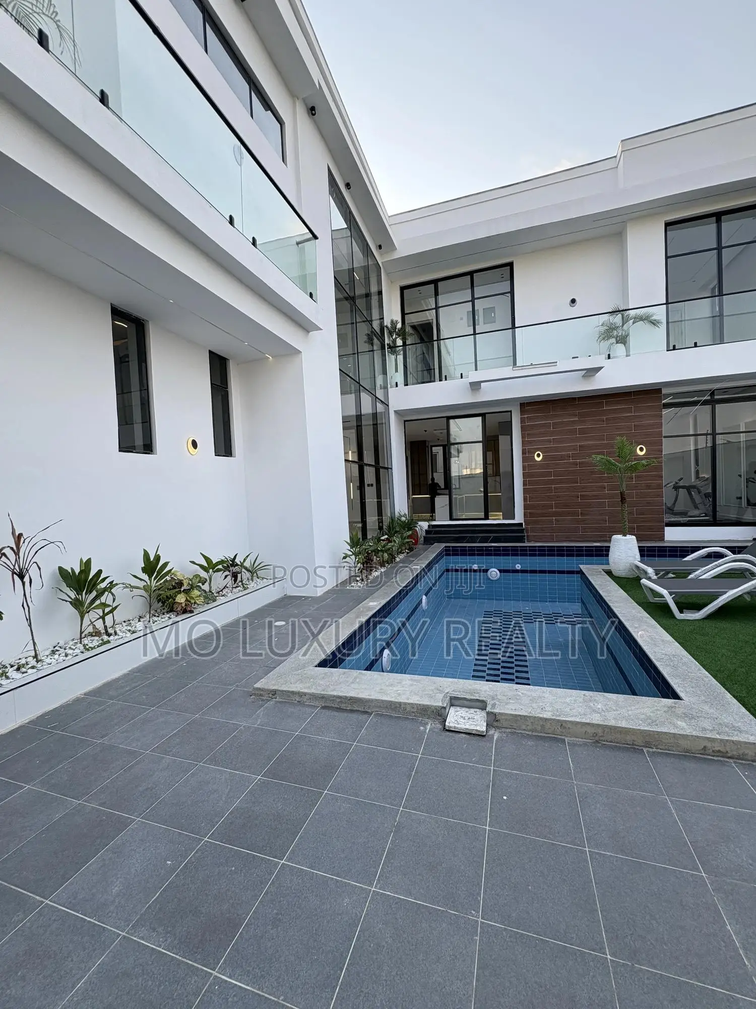 5bdrm Duplex in Chevron for sale