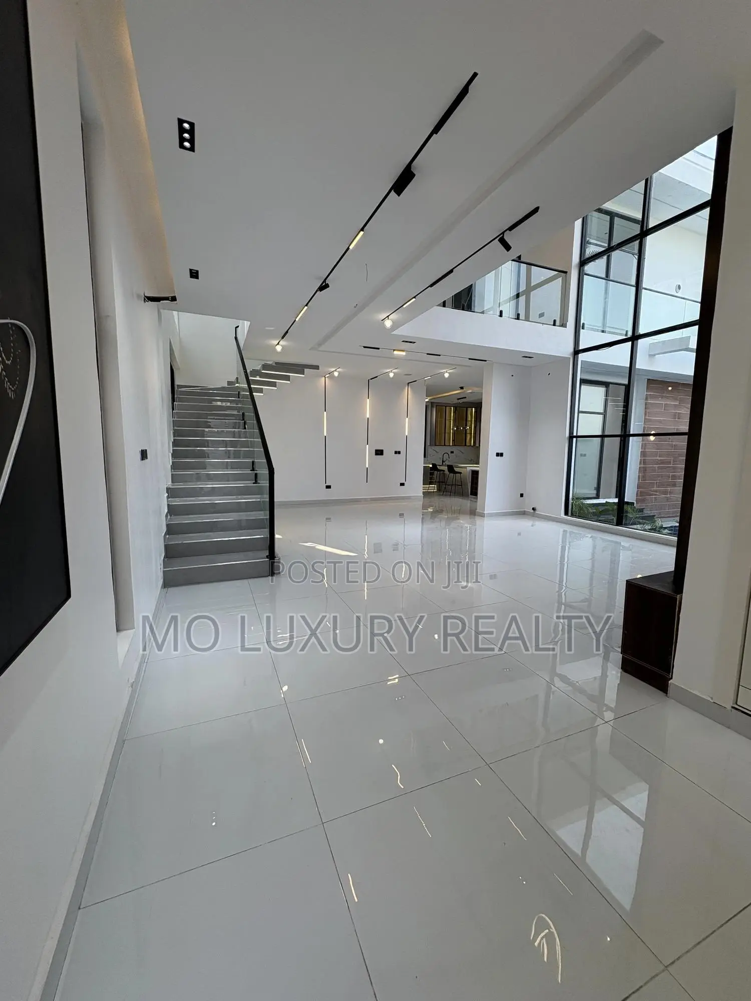 5bdrm Duplex in Chevron for sale