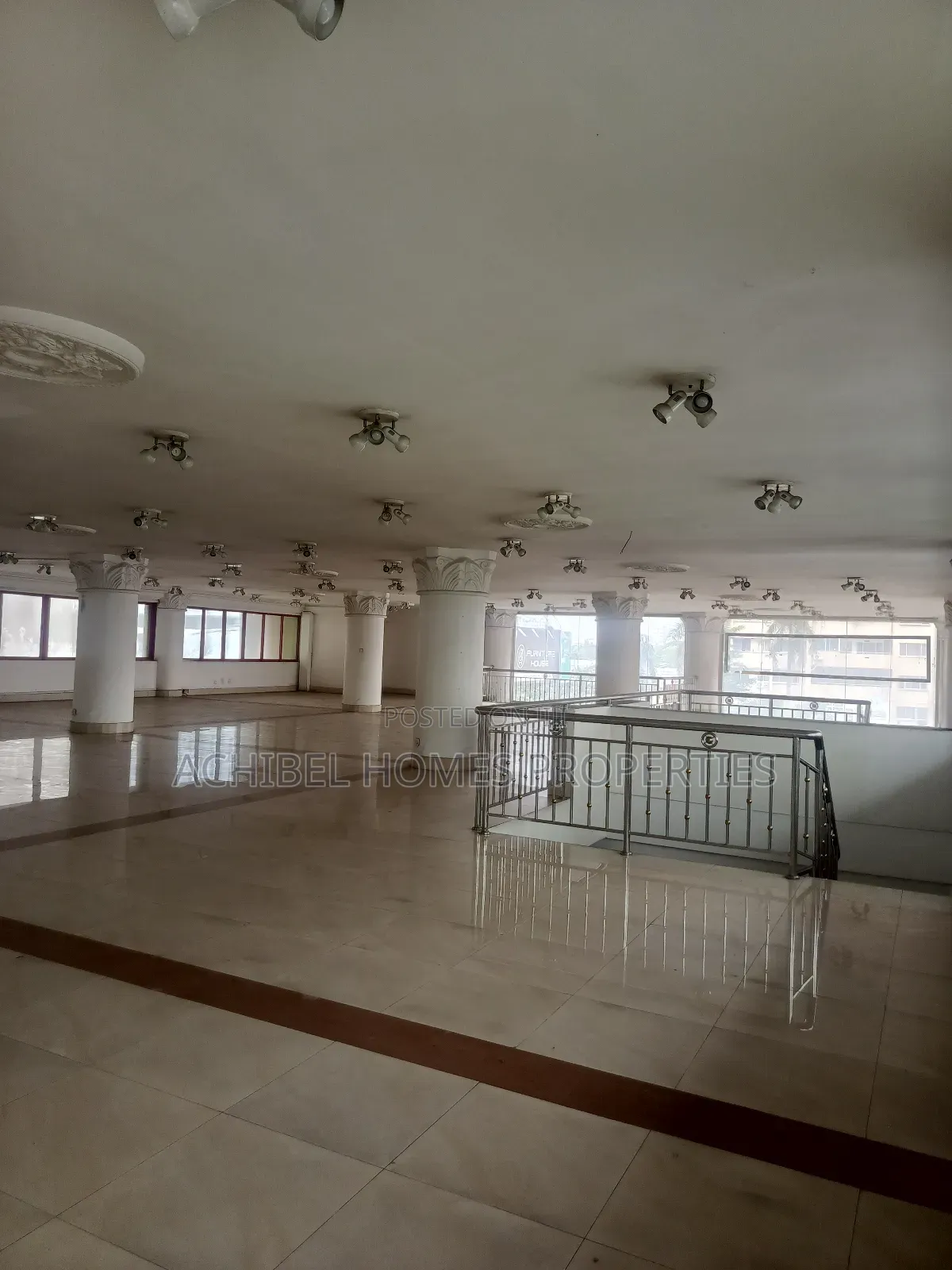 A 980 Square Meter Open Space for Banking Hall/Showroom