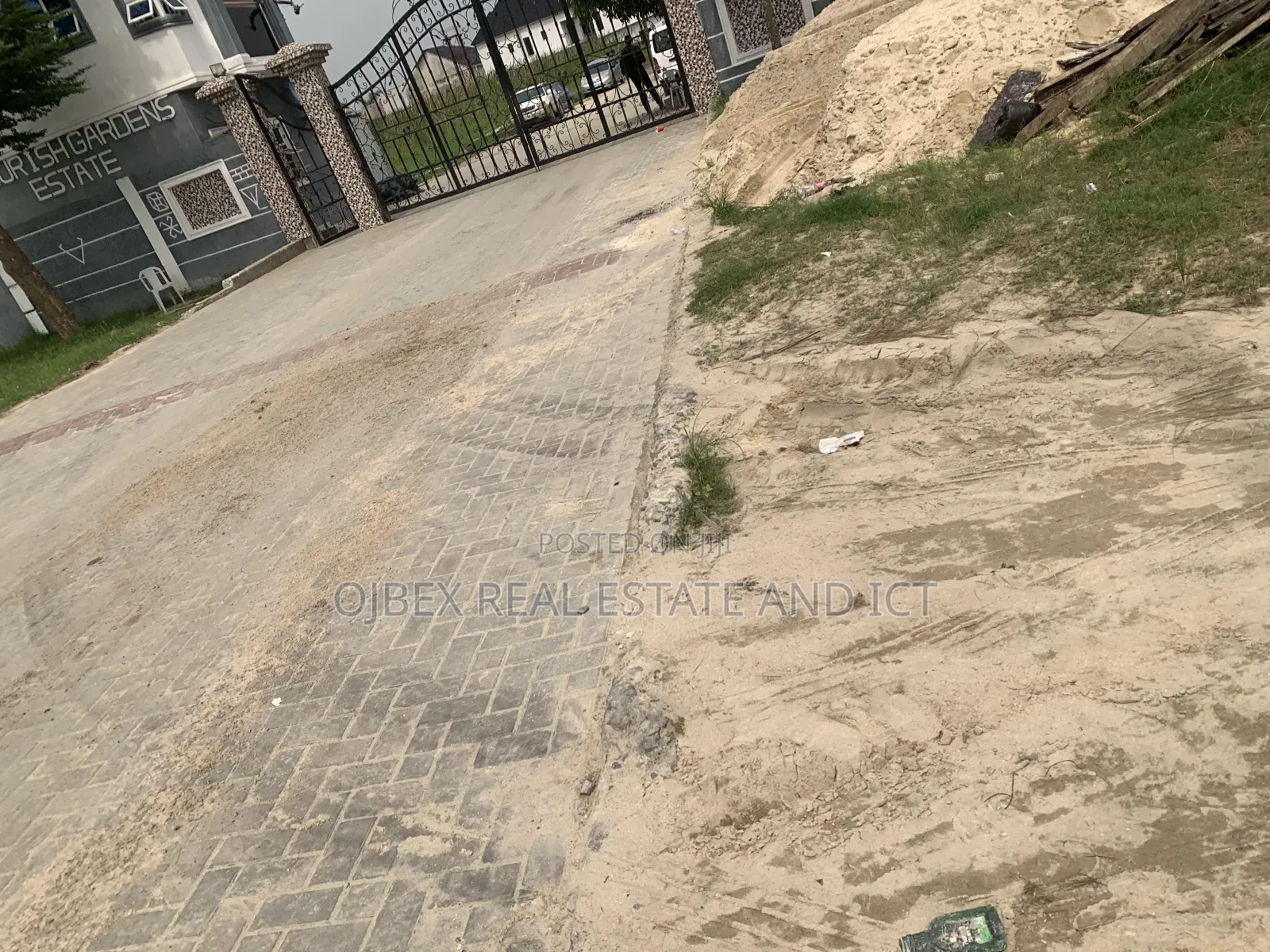 Full Plot Fenced With German Floor
