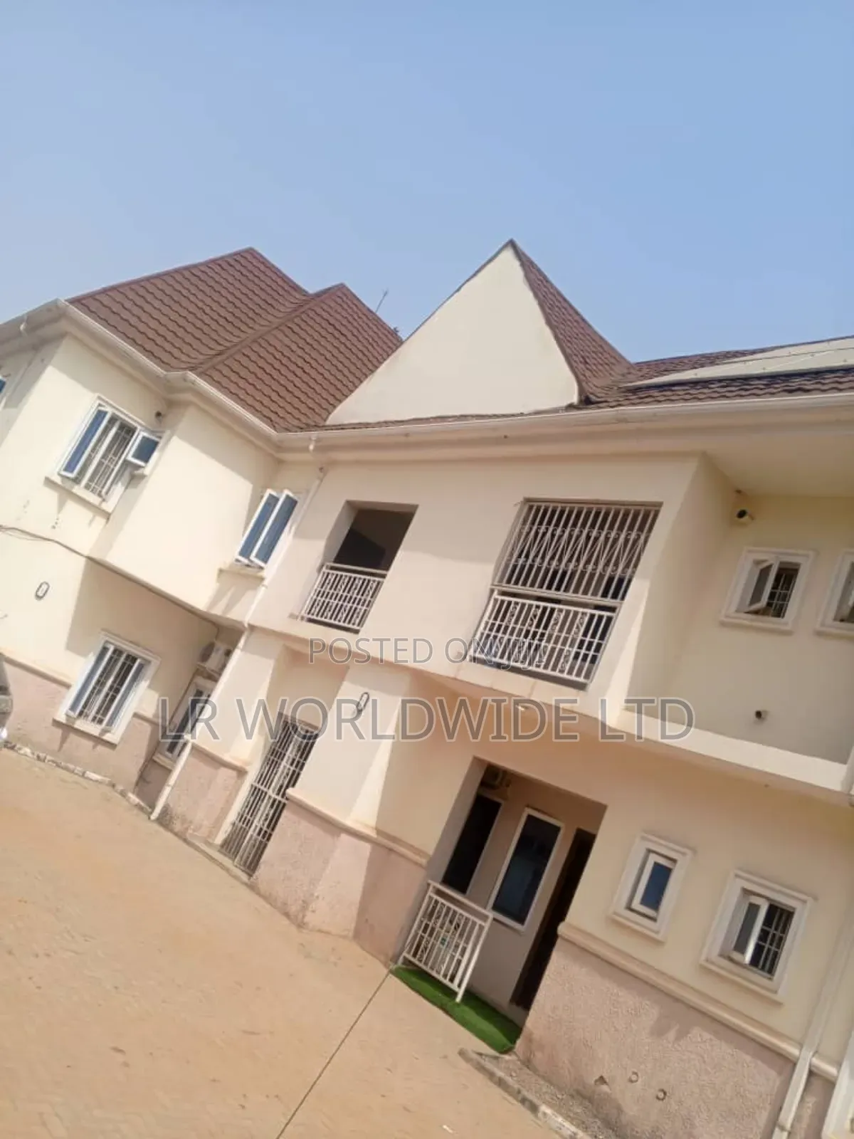 10bdrm Block of Flats in Apo Resettlement for sale