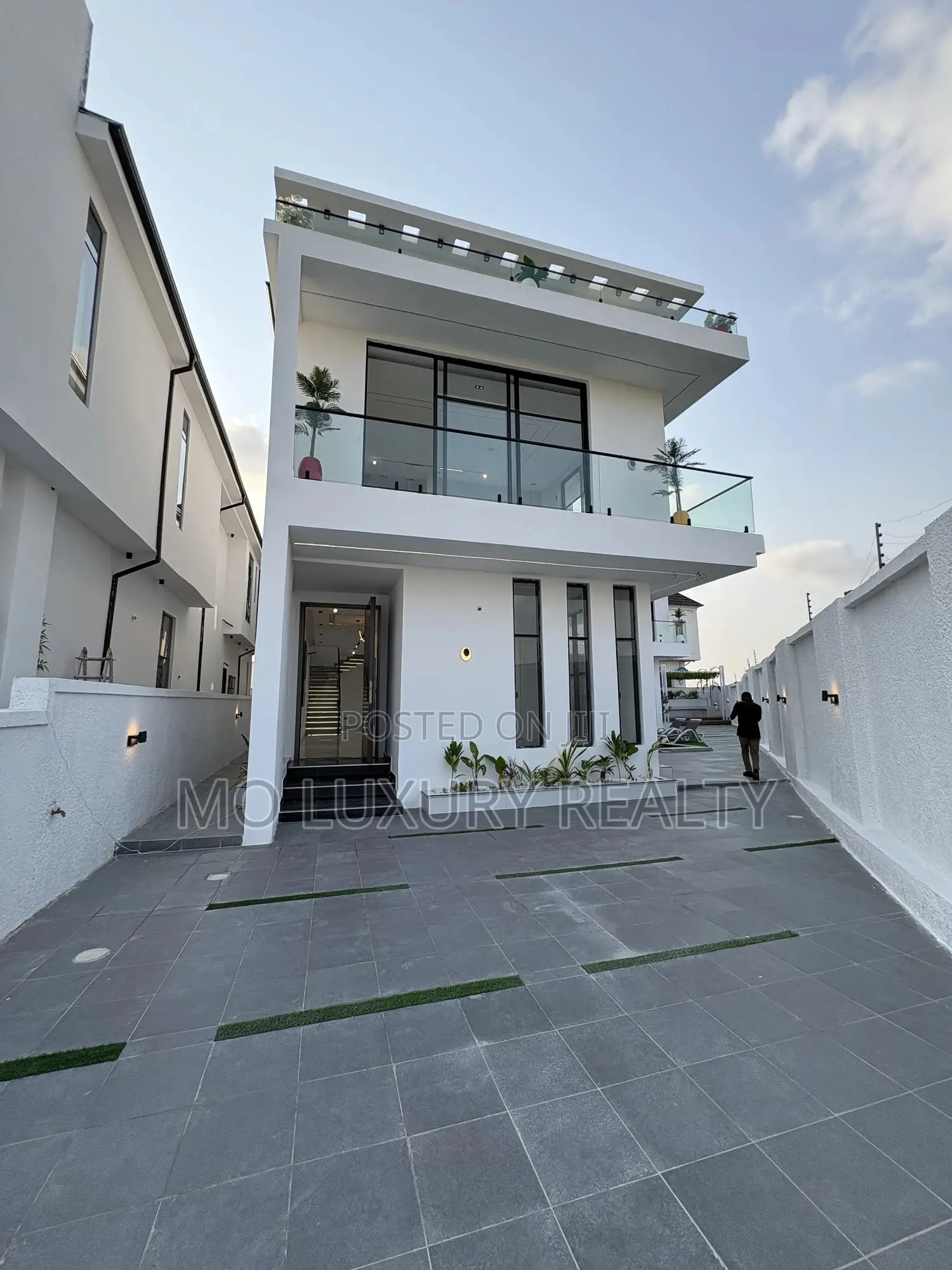 5bdrm Duplex in Chevron for sale
