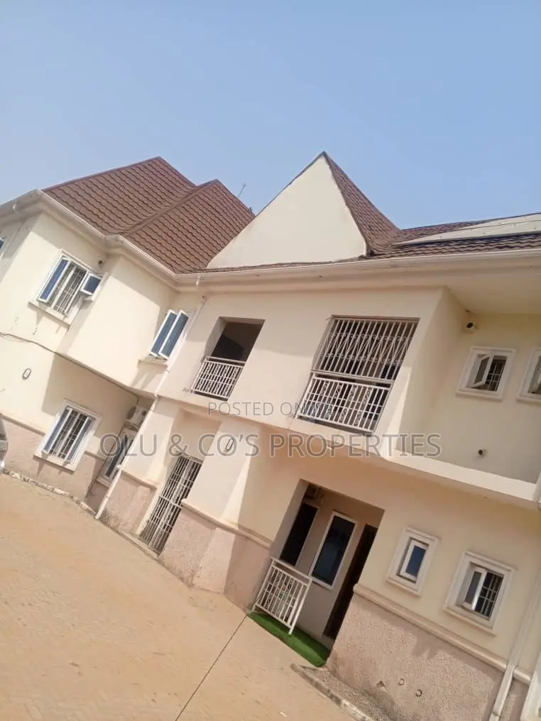 10bdrm Block of Flats in Apo Resettlement for sale