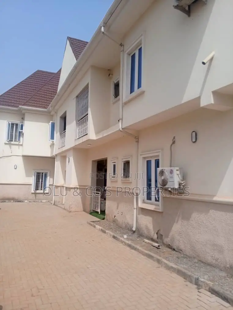 10bdrm Block of Flats in Apo Resettlement for sale