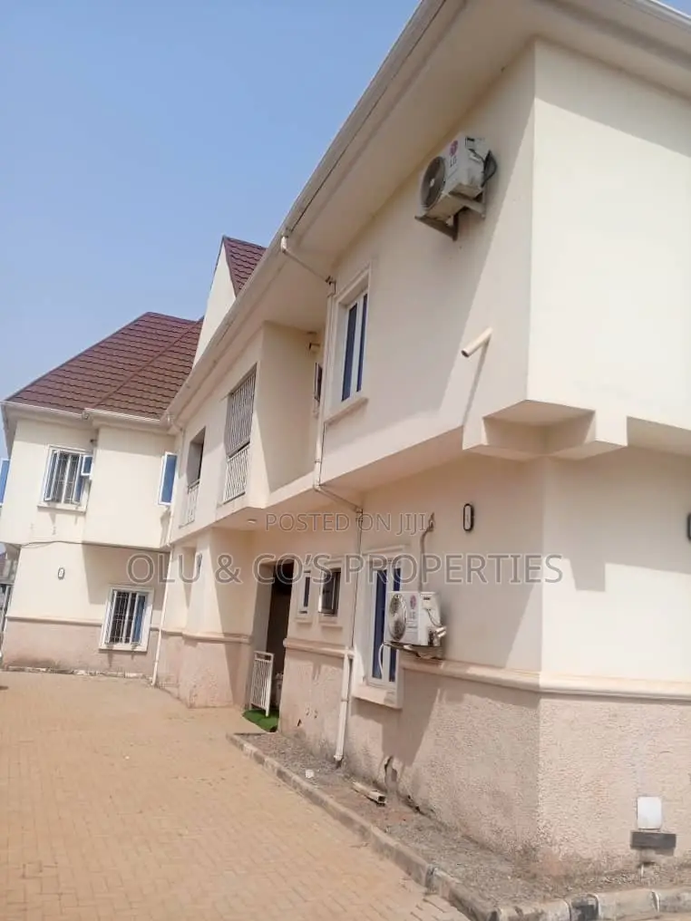 10bdrm Block of Flats in Apo Resettlement for sale