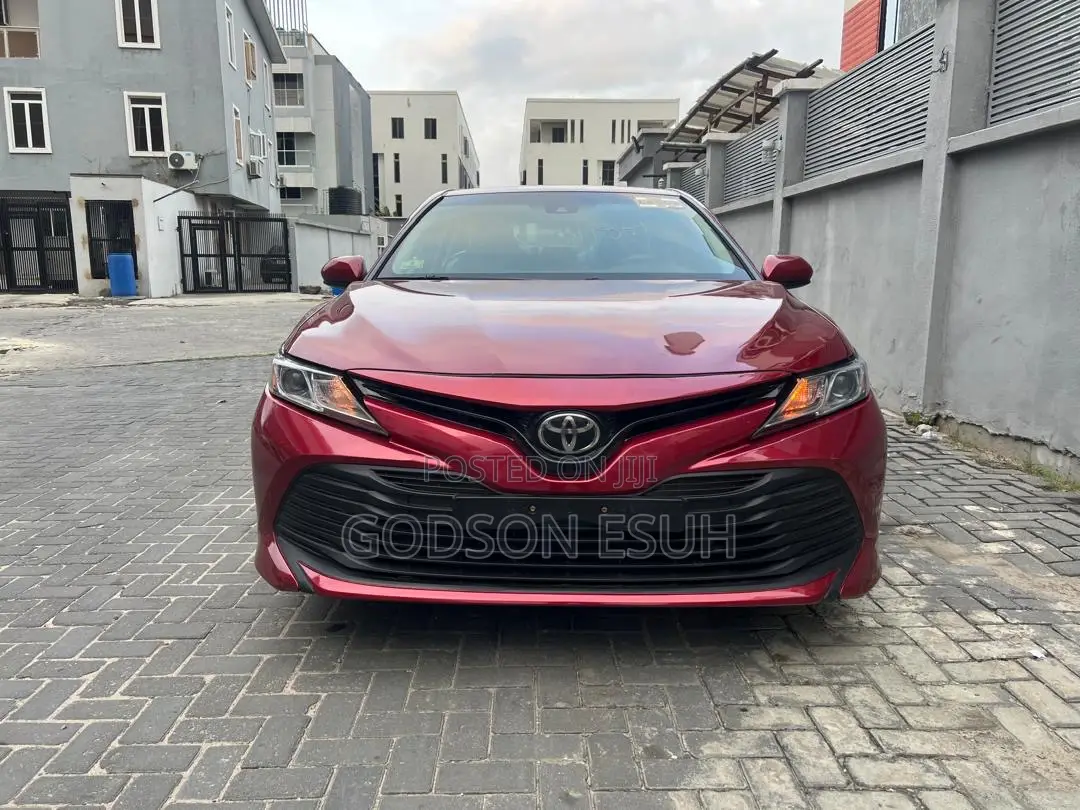 Toyota Camry LE FWD (2.5L 4cyl 8AM) 2018 Red