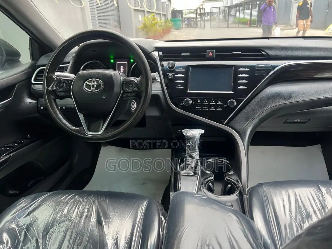 Toyota Camry LE FWD (2.5L 4cyl 8AM) 2018 Red