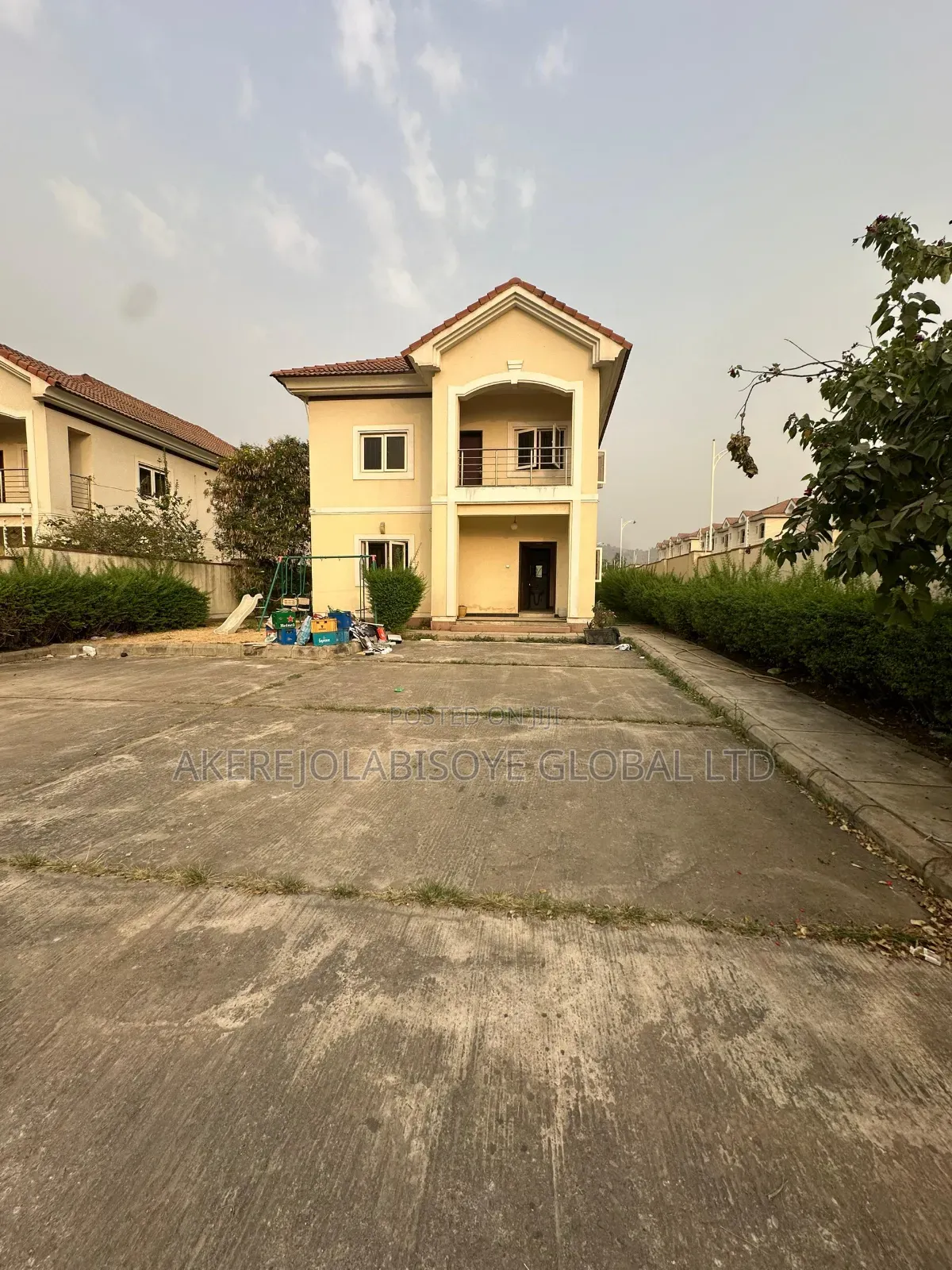 4bdrm Duplex in In An Estate for rent