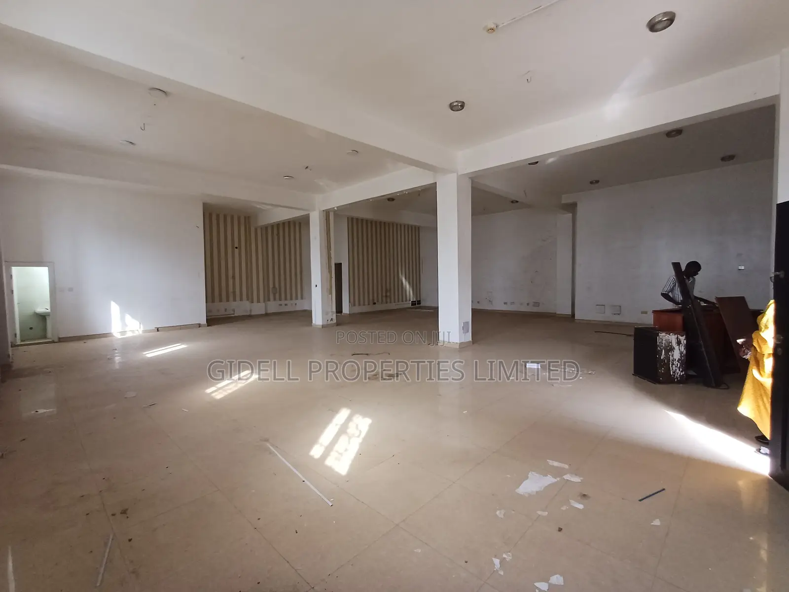 181sqm Space on the Ground Floor With Two Toilets