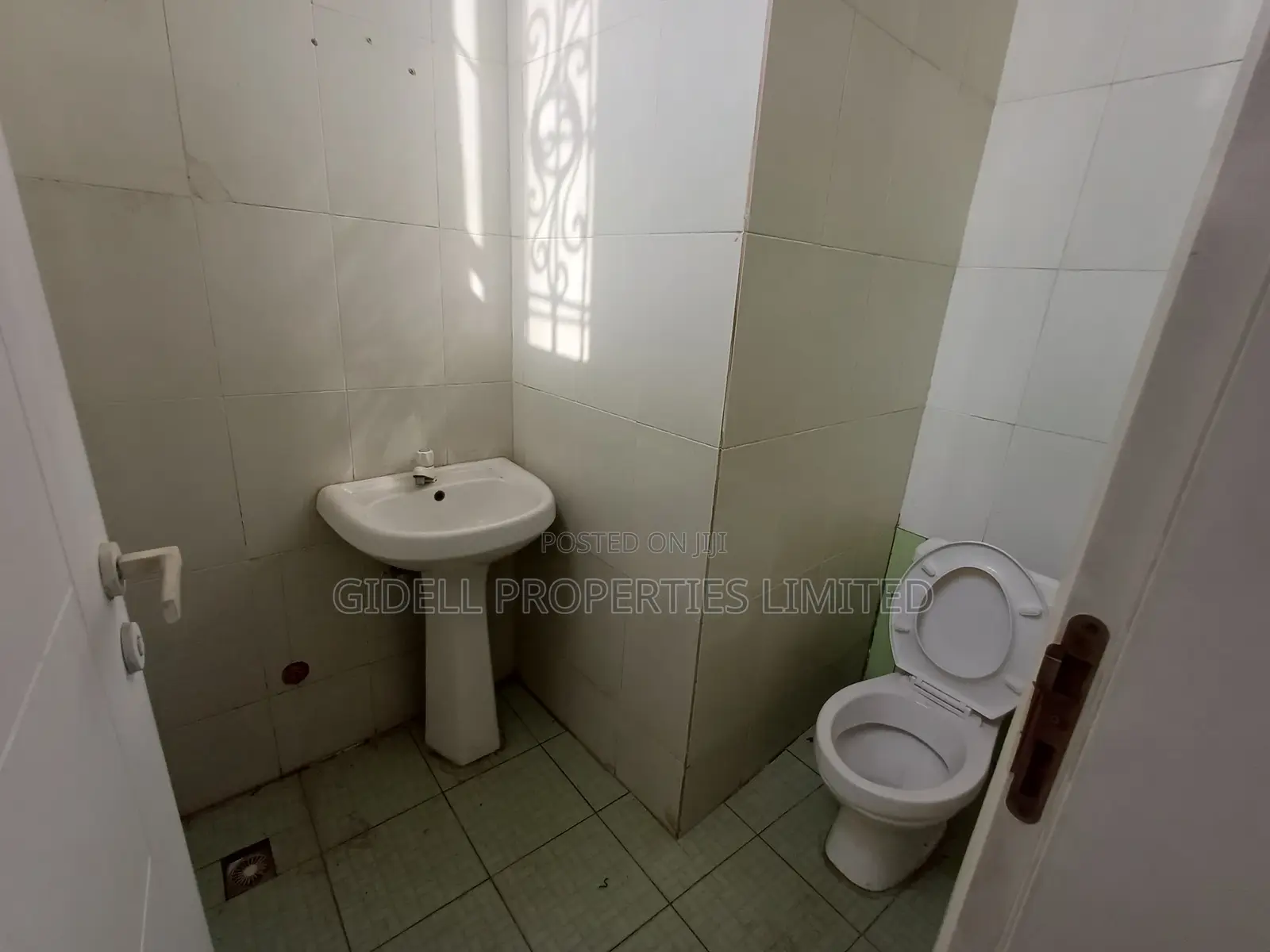 181sqm Space on the Ground Floor With Two Toilets